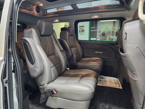 Used 2018 Mercedes-Benz Metris Passenger image 24