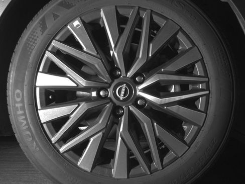 Used 2025 Nissan Altima 2.5 SV FWD image 13