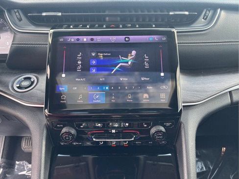 Used 2023 Jeep Grand Cherokee Limited w/ Luxury Tech Group II AWD/4WD image 14