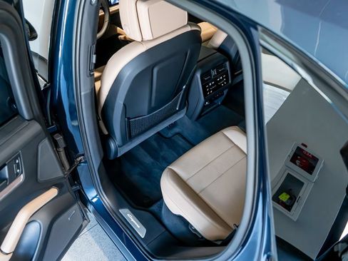 Certified 2025 Porsche Cayenne AWD/4WD image 23