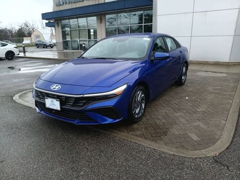 Used 2024 Hyundai Elantra SEL FWD image 2