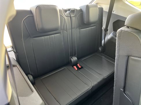 Certified 2024 Volkswagen Tiguan SE w/ Panoramic Sunroof Package FWD image 30