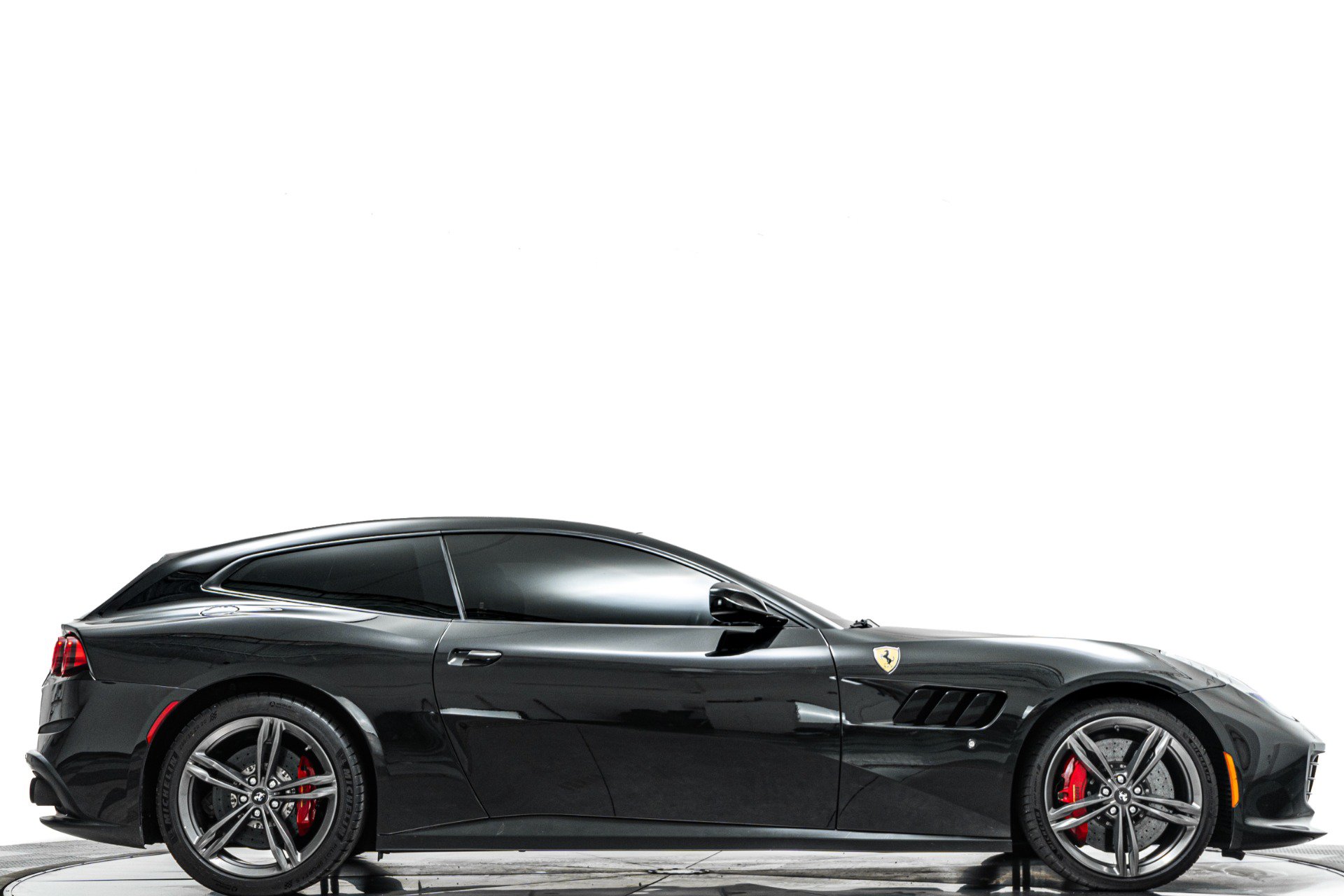Used 2019 Ferrari GTC4Lusso AWD/4WD image 2
