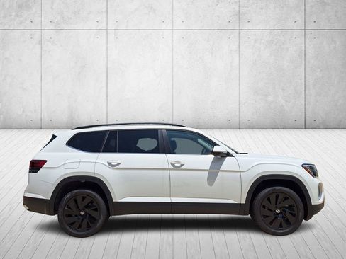 Used 2025 Volkswagen Atlas SE w/ Panoramic Sunroof Package image 4