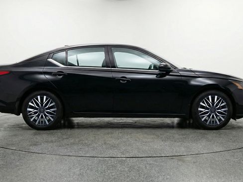 Used 2025 Nissan Altima 2.5 SV FWD image 11