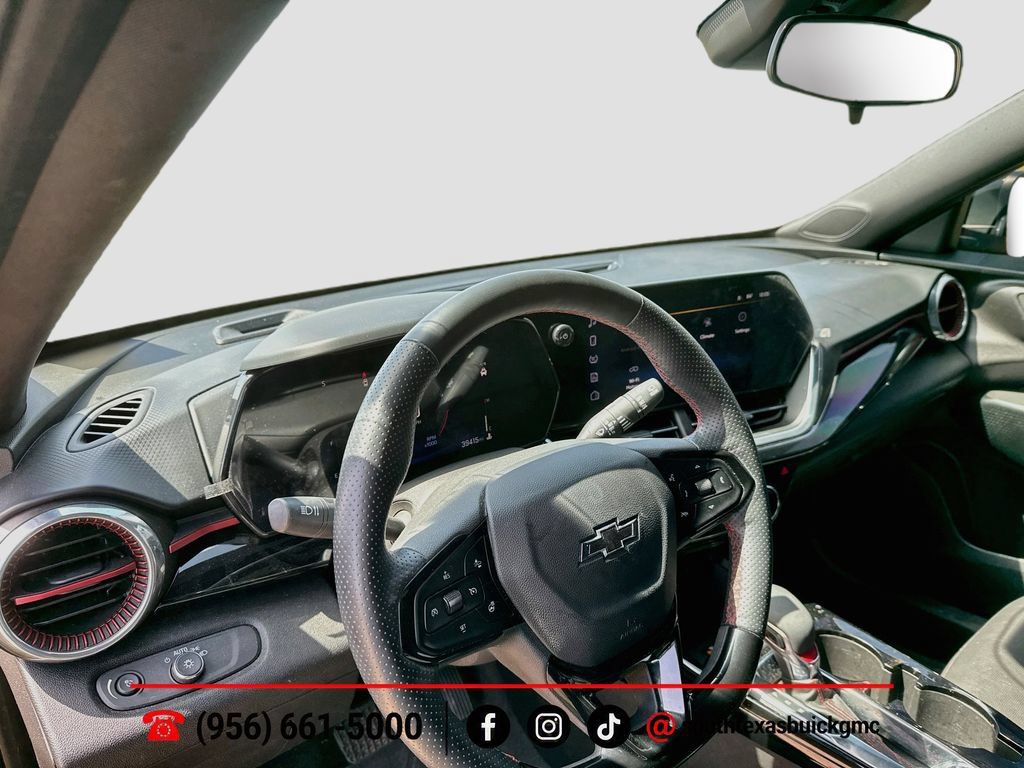 Used 2025 Chevrolet Trax RS w/ Sunroof Package FWD image 12