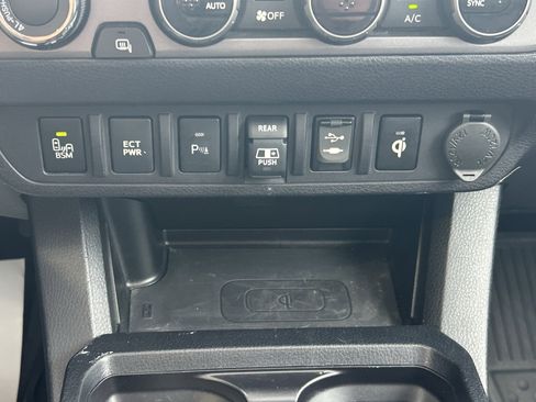 Used 2018 Toyota Tacoma TRD Sport AWD/4WD image 31