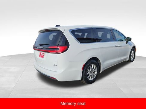 Used 2023 Chrysler Pacifica Touring-L image 7