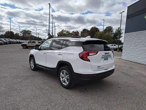 Used 2023 GMC Terrain SLE w/ Driver Convenience Package image 3