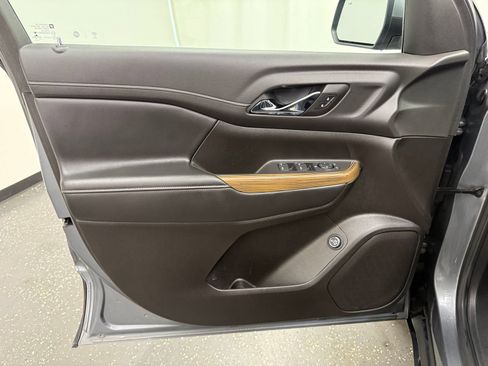 Used 2021 GMC Acadia SLE w/ Driver Convenience Package FWD image 9