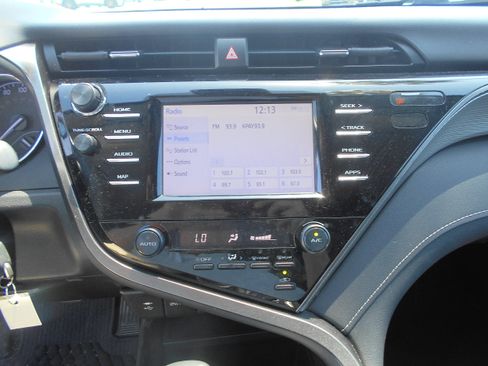 Used 2019 Toyota Camry SE w/ Accessory Appearance Package FWD image 3