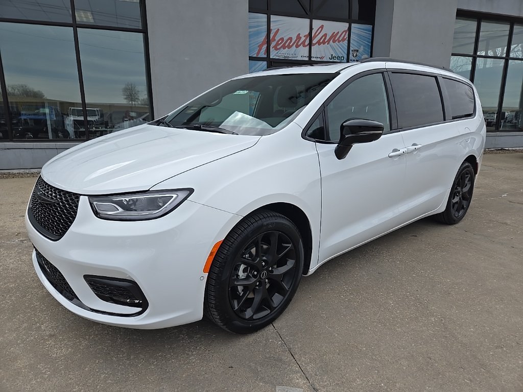 New 2026 Chrysler Pacifica Select w/ S Appearance Package FWD image 3