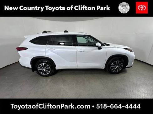 Used 2022 Toyota Highlander XLE AWD/4WD image 2