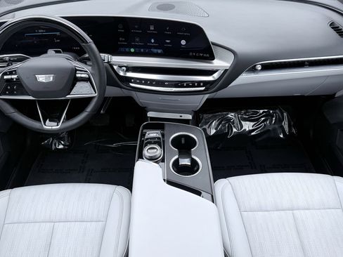 Used 2024 Cadillac Lyriq Luxury image 2