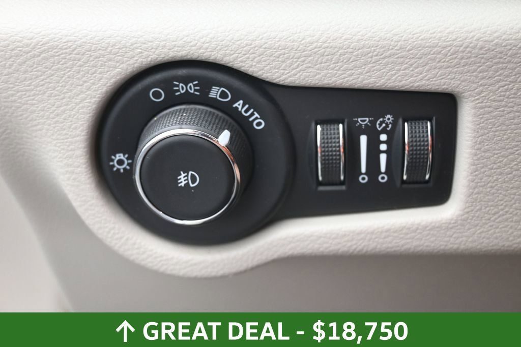 Used 2023 Chrysler Pacifica Touring-L FWD image 23