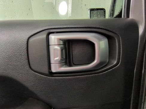 Used 2018 Jeep Wrangler Unlimited Sahara AWD/4WD image 31