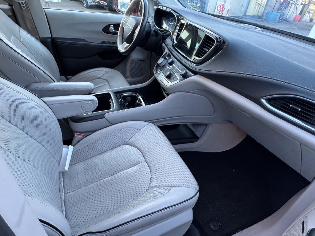 Used 2021 Chrysler Pacifica Limited w/ Uconnect Theater Family Group FWD image 7