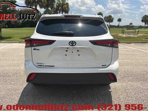 Used 2024 Toyota Highlander XLE FWD image 5