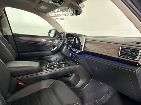 Used 2025 Volkswagen Atlas SEL image 32