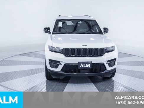 Used 2025 Jeep Grand Cherokee Altitude AWD/4WD image 13