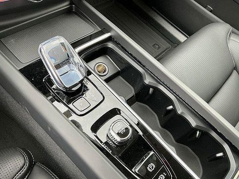 New 2026 Volvo XC60 B5 Ultra w/ Protection Package Premier AWD/4WD image 17