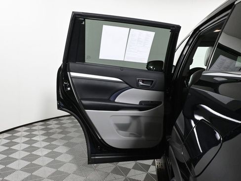 Used 2019 Toyota Highlander XLE image 29