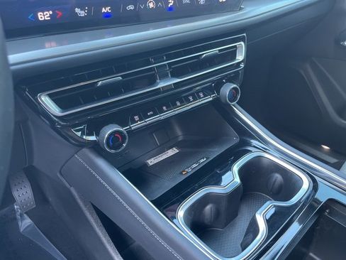 Used 2024 Chevrolet Traverse LT w/ Midnight/Sport Edition image 27