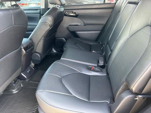 Certified 2025 Toyota Highlander XLE FWD image 17