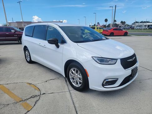 Used 2025 Chrysler Pacifica Select FWD image 7