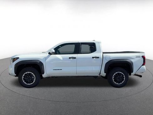 Used 2025 Toyota Tacoma TRD Off-Road AWD/4WD image 9