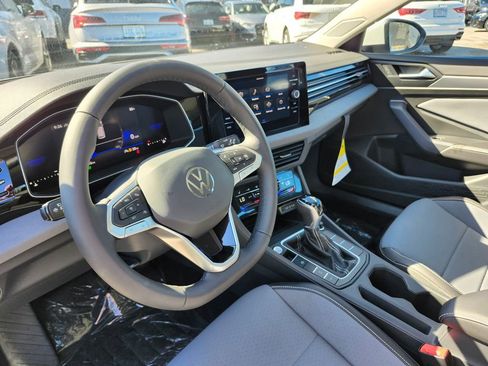 New 2025 Volkswagen Jetta SE image 5