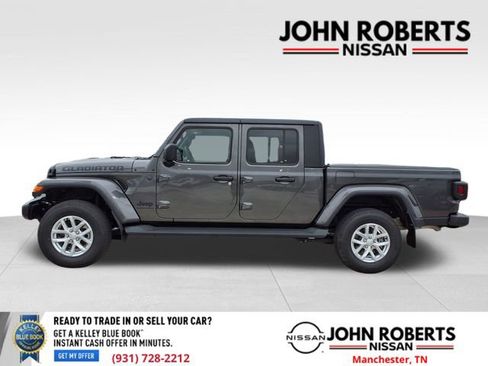 Used 2023 Jeep Gladiator Sport image 3