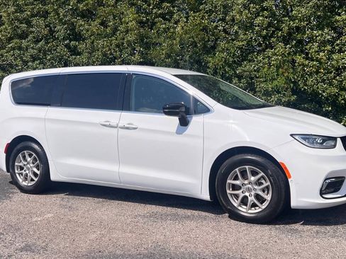Used 2024 Chrysler Pacifica Touring-L FWD image 10