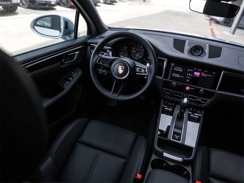Used 2025 Porsche Macan image 34