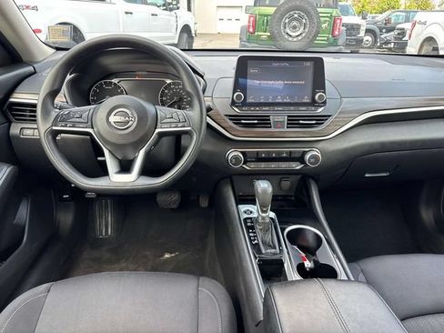 Used 2024 Nissan Altima 2.5 SV FWD image 31