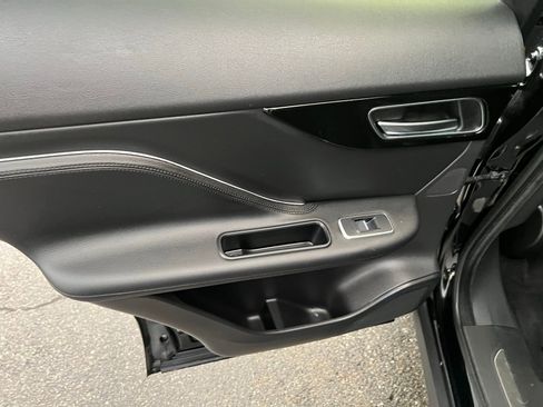 Used 2020 Jaguar F-PACE Premium image 20