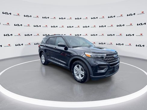 Used 2022 Ford Explorer XLT RWD image 2