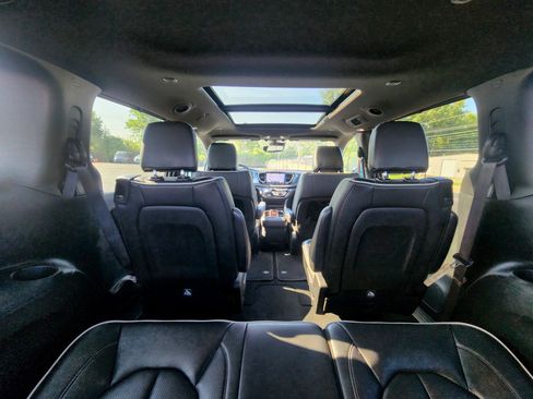 Used 2025 Chrysler Pacifica Limited FWD image 18