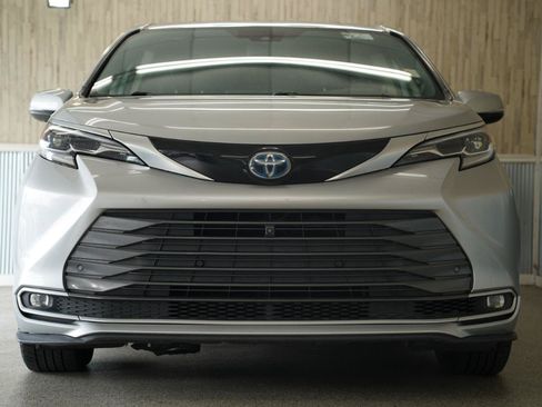 Used 2021 Toyota Sienna Platinum AWD/4WD image 3