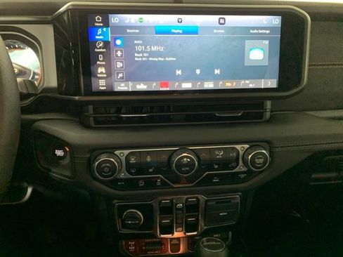 Used 2024 Jeep Gladiator Mojave w/ Convenience Group AWD/4WD image 3