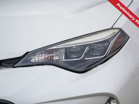 Used 2018 Toyota Corolla SE FWD image 3