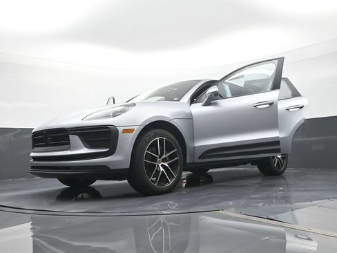 Certified 2023 Porsche Macan AWD/4WD image 30