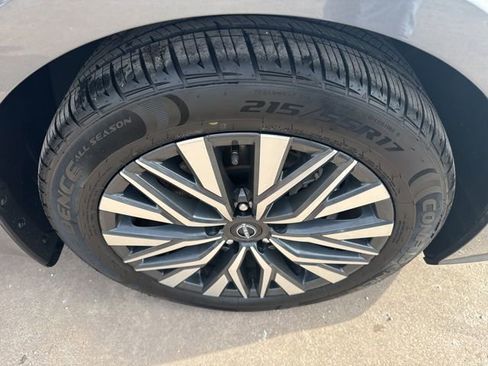 Used 2024 Nissan Altima 2.5 SV w/ SV Premium Package image 19