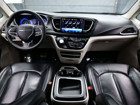 Used 2022 Chrysler Pacifica Touring-L FWD image 19