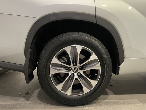 Used 2023 Toyota Highlander XLE AWD/4WD image 9