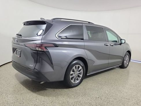 Used 2025 Toyota Sienna XLE FWD image 5