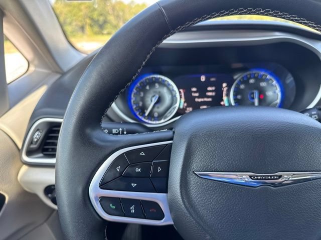 Used 2024 Chrysler Pacifica Touring-L FWD image 11