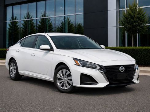 Used 2024 Nissan Altima 2.5 S FWD image 6