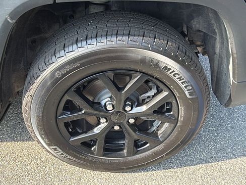 Used 2025 Jeep Grand Cherokee Altitude AWD/4WD image 12