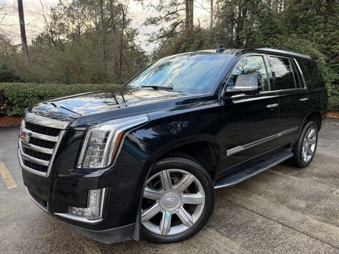 Used 2017 Cadillac Escalade Premium Luxury image 3